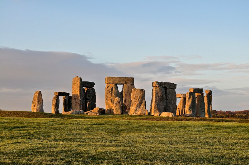 The sun is going down - Stonehenge looks divine