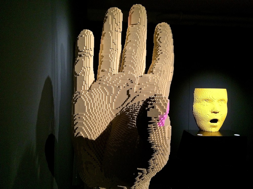 Hand, Nathan Sawaya - The Art of the Brick