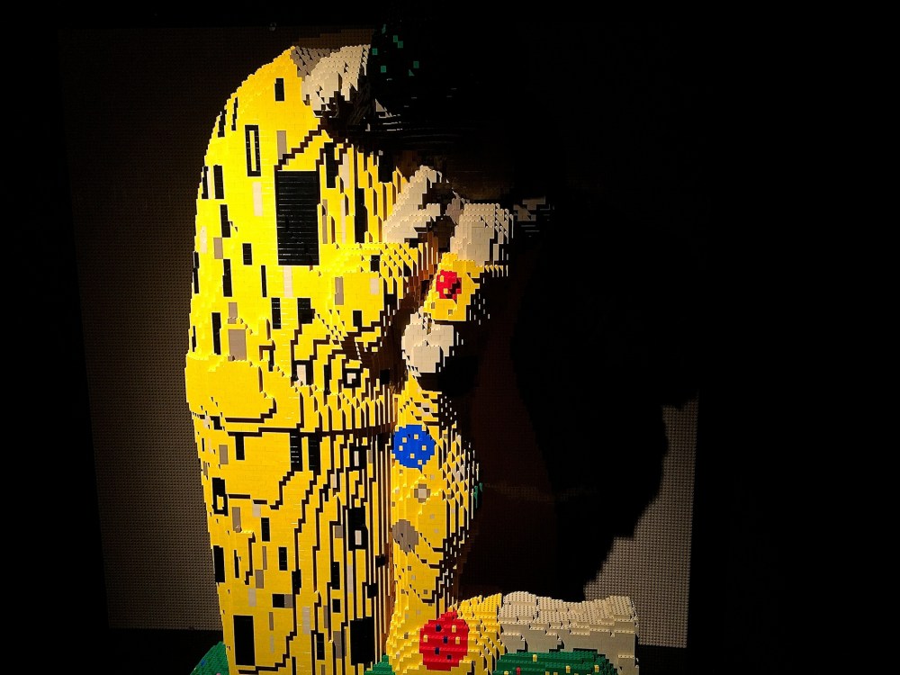 The Kiss - Nathan Sawaya - The Art of the Brick