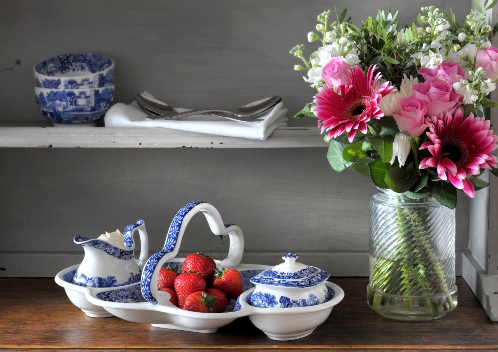 Blue Italian Entertainment Set Strawberries (Large)