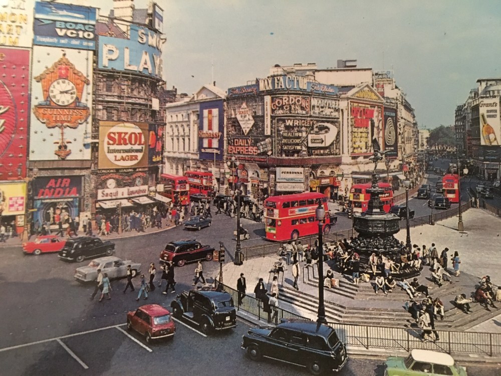 Piccadilly Circus - London Bridge Hotel Postcard Archive