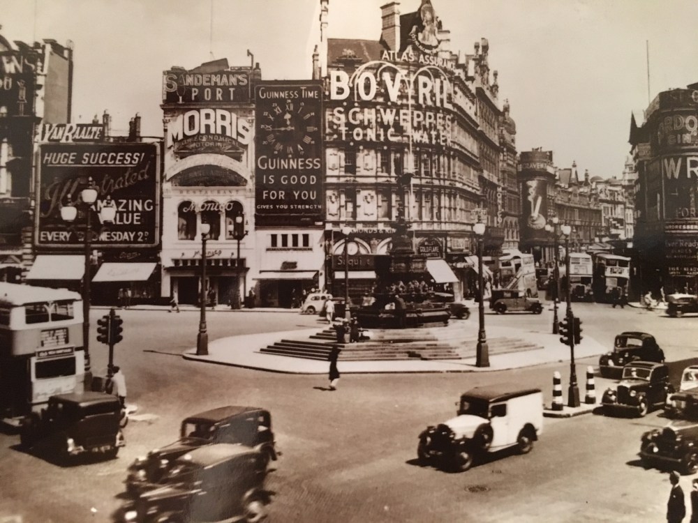 Piccadilly Circus - London Bridge Hotel Postcard Archive